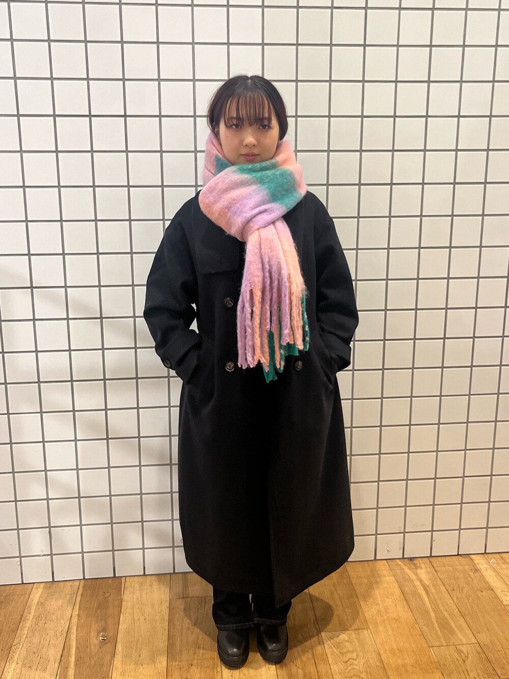 ブラック系のその他アウター、ホワイト系のニット/セーター、ブルー系のその他パンツを着用したレディースの秋コーディネートの3枚目の写真