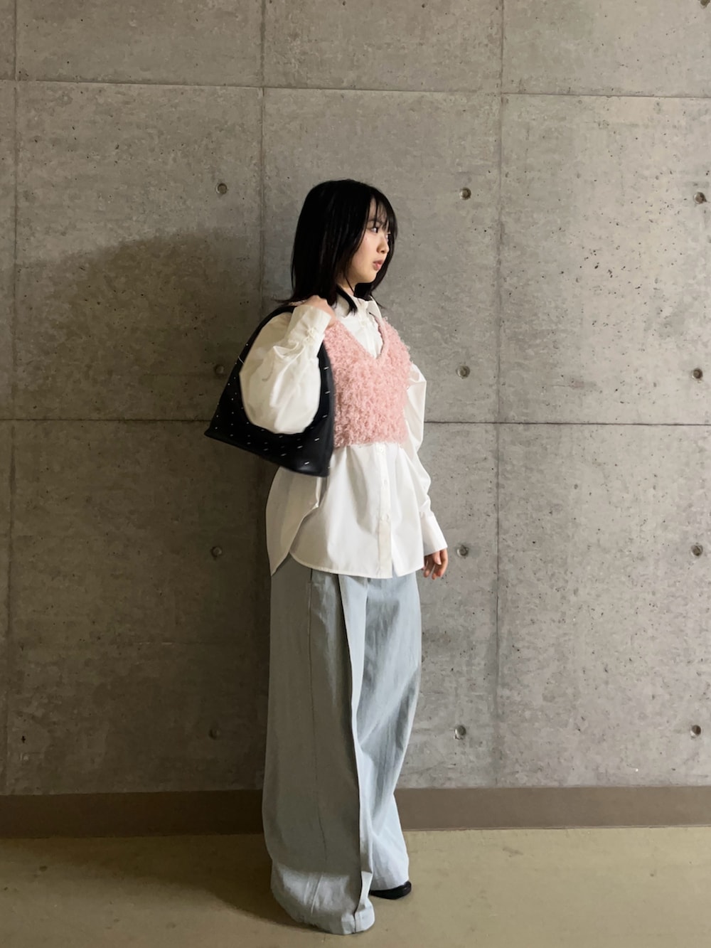 ピンク系のベスト、ホワイト系のシャツ/ブラウス、ブルー系のデニムパンツを着用したレディースの春コーディネートの3枚目の写真