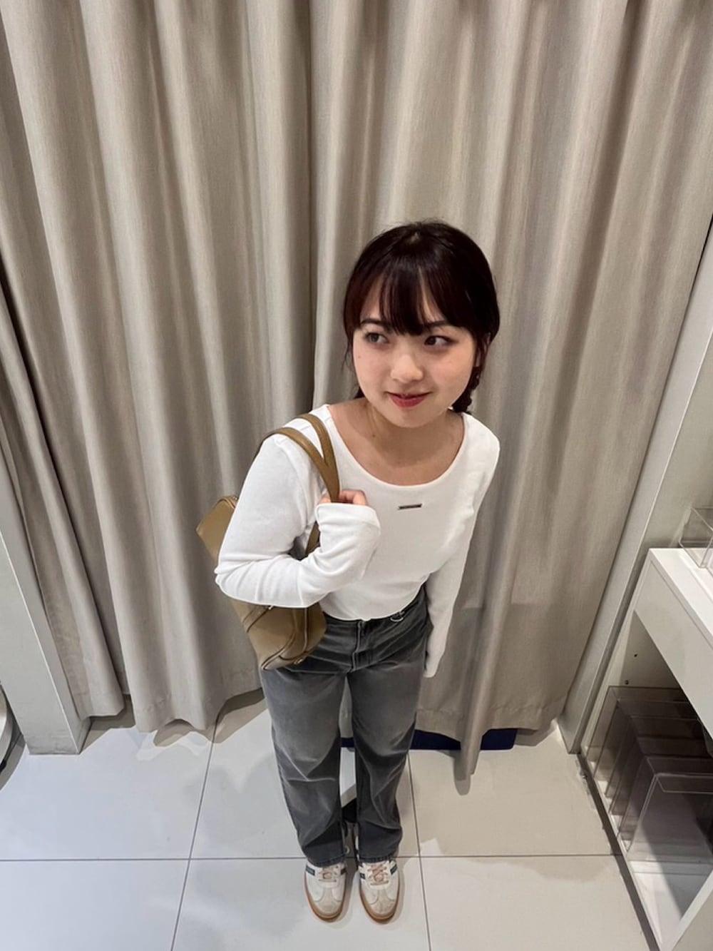 グレー系のその他パンツ、ホワイト系のTシャツ/カットソーを着用したレディースの秋コーディネートの3枚目の写真