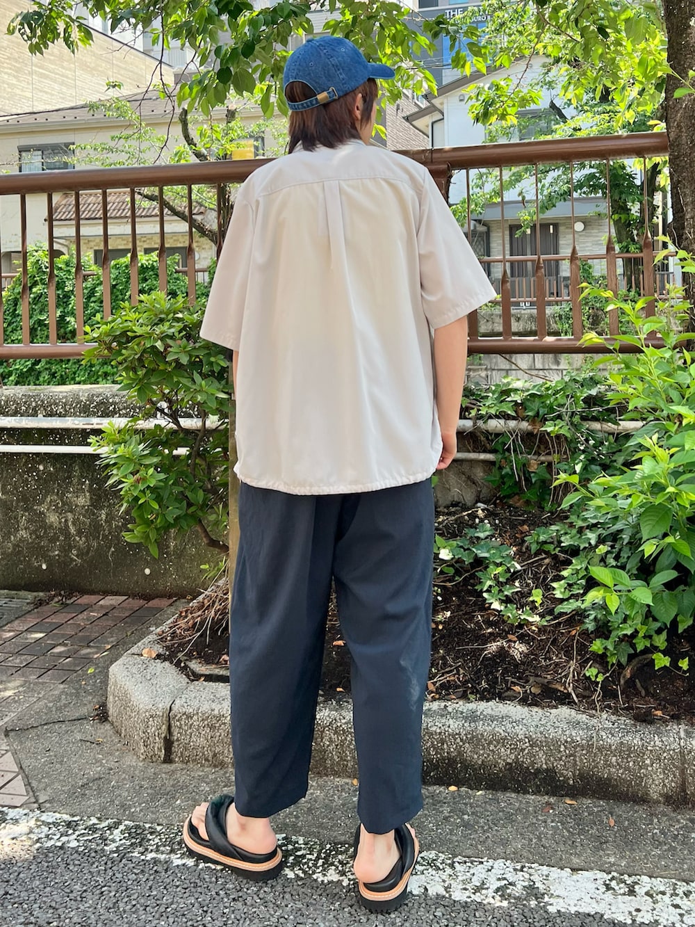 ベージュ系のタンクトップ、ベージュ系のシャツ/ブラウス、ブルー系のその他パンツを着用したレディースの夏コーディネートの2枚目の写真