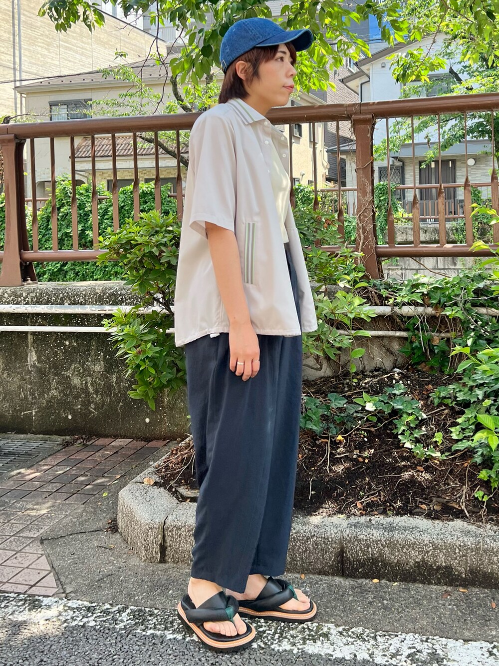 ベージュ系のタンクトップ、ベージュ系のシャツ/ブラウス、ブルー系のその他パンツを着用したレディースの夏コーディネートの4枚目の写真