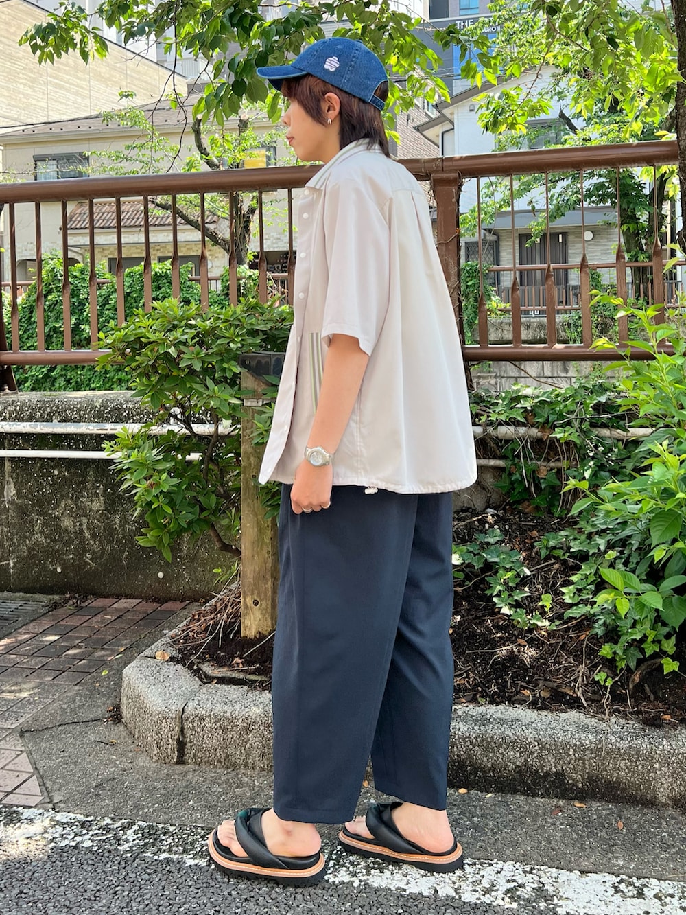 ベージュ系のタンクトップ、ベージュ系のシャツ/ブラウス、ブルー系のその他パンツを着用したレディースの夏コーディネートの3枚目の写真