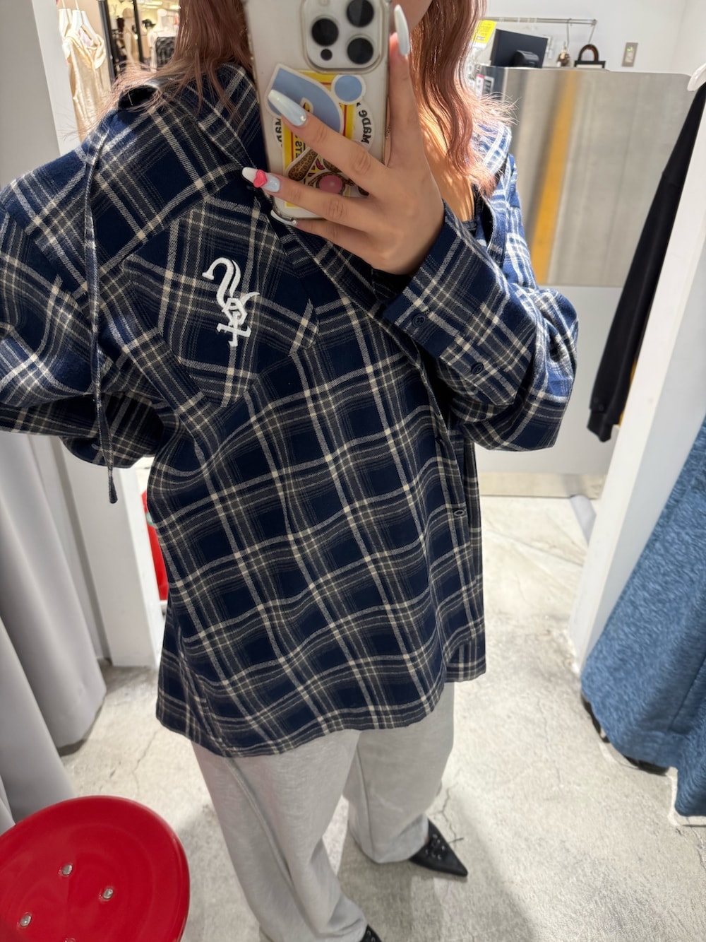 ブルー系のシャツ/ブラウス、ブラック系のキャミソール、ブラック系のスウェットパンツを着用したレディースの夏コーディネートの2枚目の写真