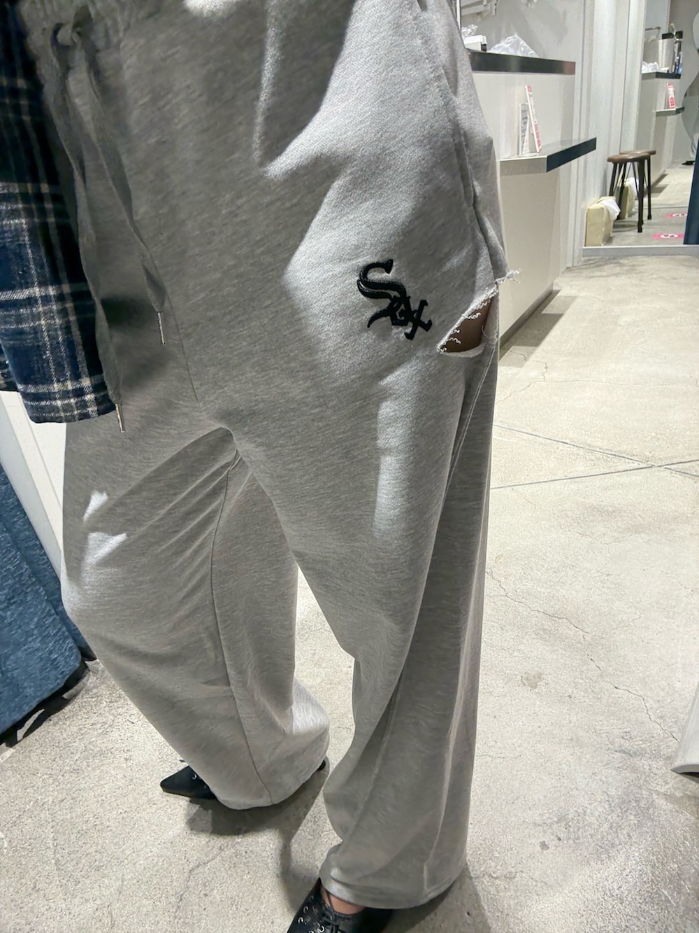 ブルー系のシャツ/ブラウス、ブラック系のキャミソール、ブラック系のスウェットパンツを着用したレディースの夏コーディネートの3枚目の写真