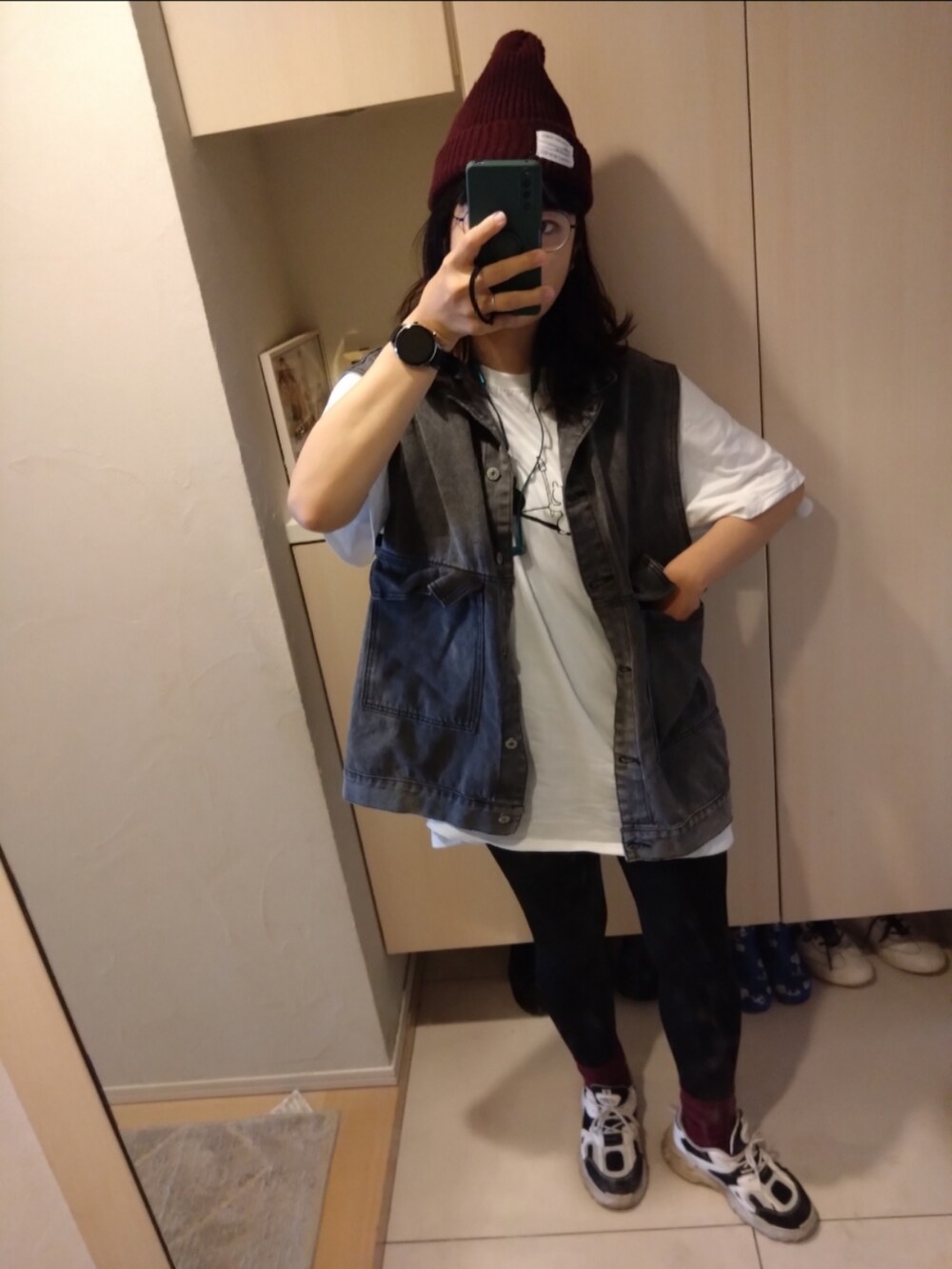 ブラック系のその他パンツ、ブラック系のスニーカー、グレー系のその他アウターを着用したレディースの夏コーディネートの2枚目の写真