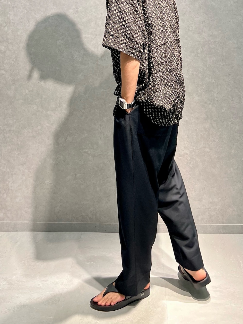 ブラック系のシャツ/ブラウス、ブラック系のその他パンツ、ブラック系のサンダルを着用したメンズの夏コーディネートの2枚目の写真
