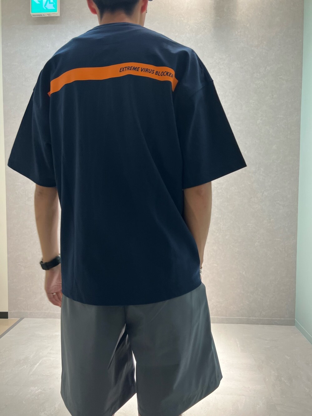 ブラック系のサンダル、グレー系のTシャツ/カットソー、グレー系のその他パンツを着用したメンズの夏コーディネートの5枚目の写真