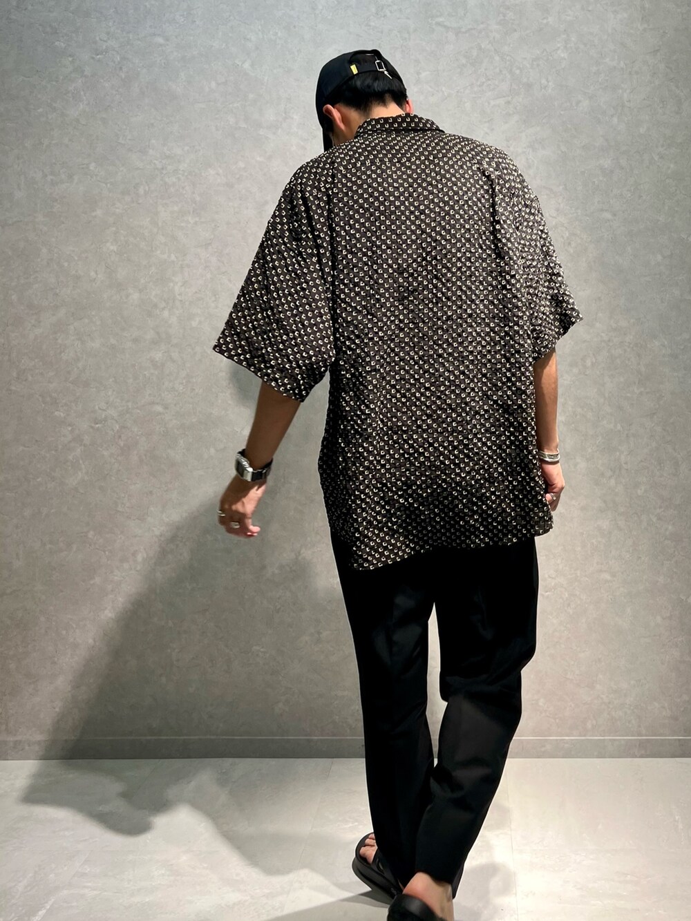 ブラック系のシャツ/ブラウス、ブラック系のその他パンツ、ブラック系のサンダルを着用したメンズの夏コーディネートの3枚目の写真