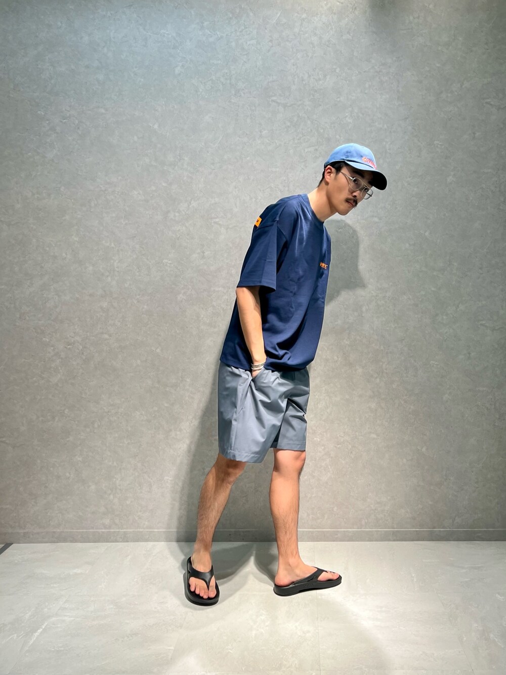 ブラック系のサンダル、グレー系のTシャツ/カットソー、グレー系のその他パンツを着用したメンズの夏コーディネートの3枚目の写真