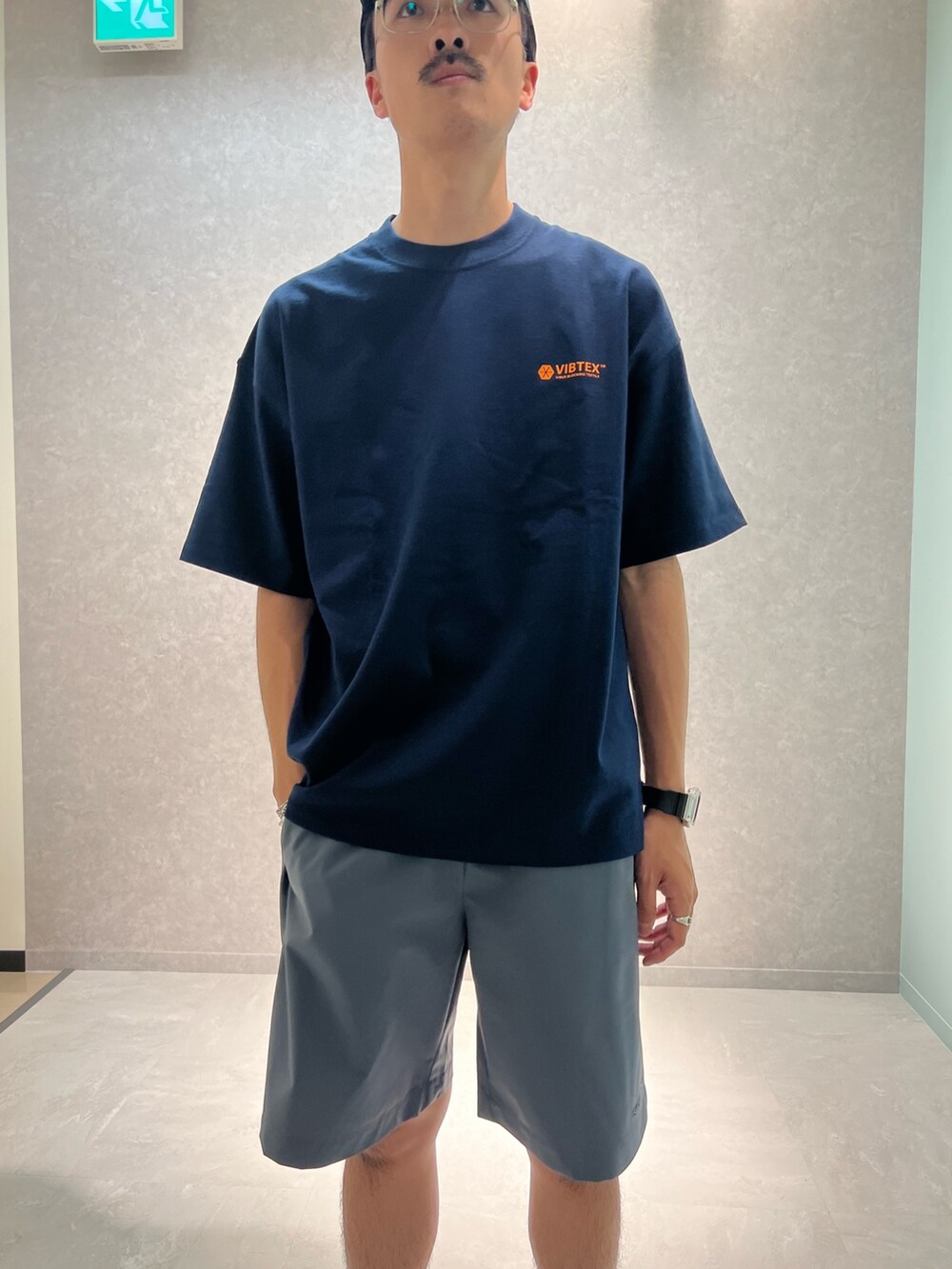 ブラック系のサンダル、グレー系のTシャツ/カットソー、グレー系のその他パンツを着用したメンズの夏コーディネートの4枚目の写真