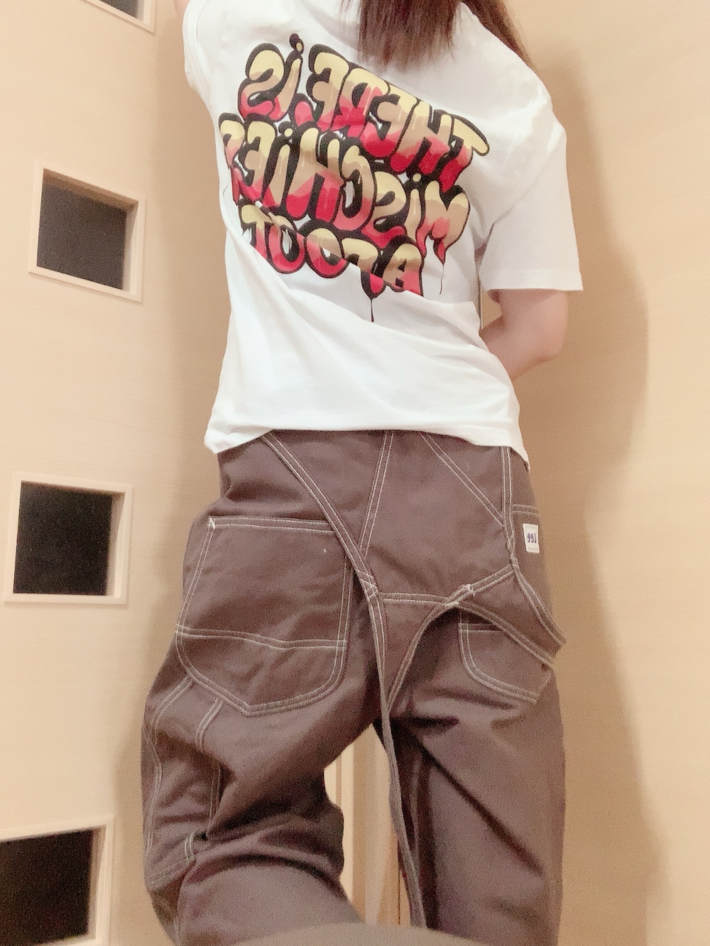 ホワイト系のTシャツ/カットソー、ブラウン系のサロペット/オーバーオールを着用したレディースの夏コーディネートの2枚目の写真