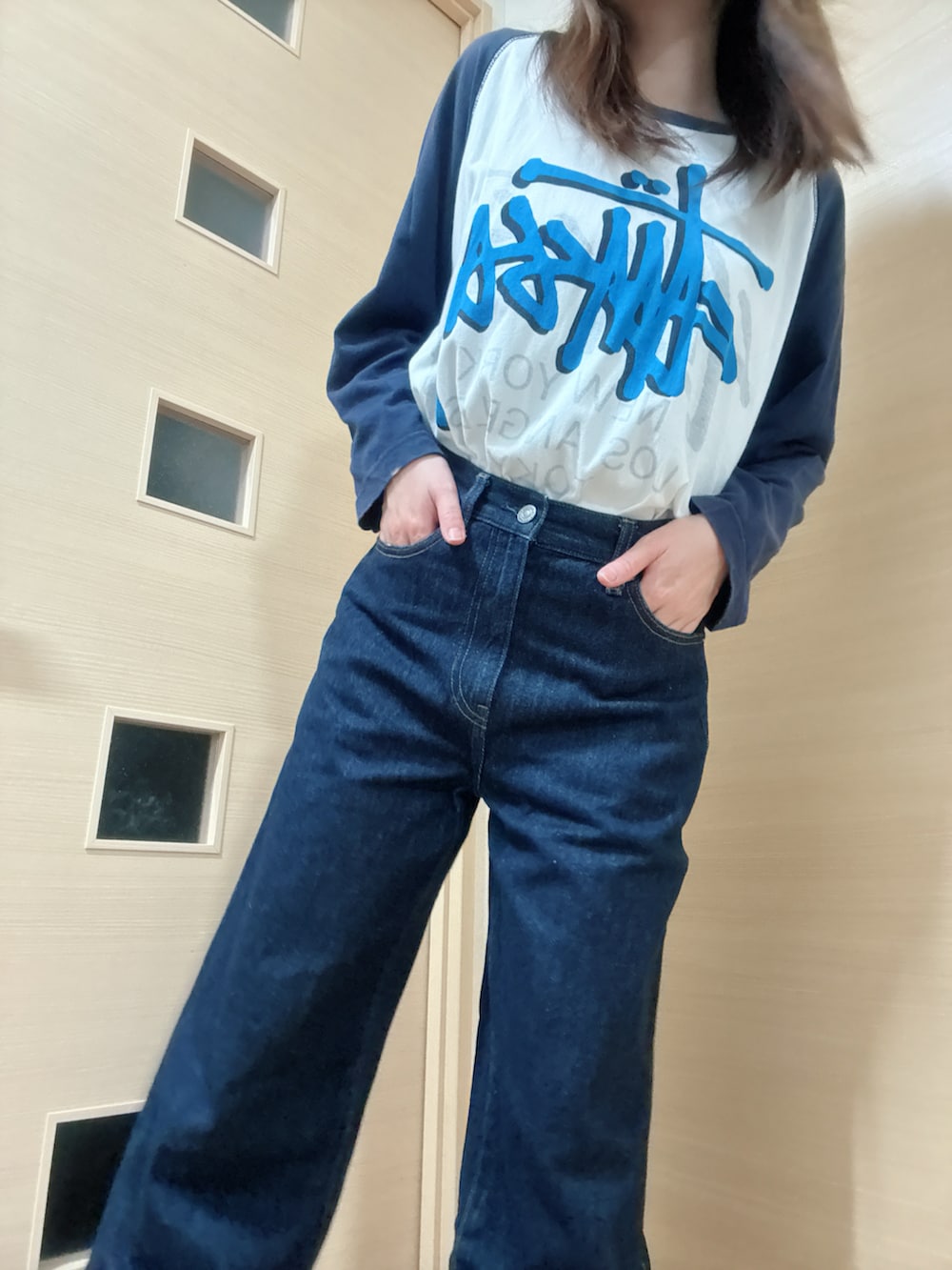 ブルー系のデニムパンツ、ブルー系のTシャツ/カットソーを着用したレディースの秋コーディネートの2枚目の写真