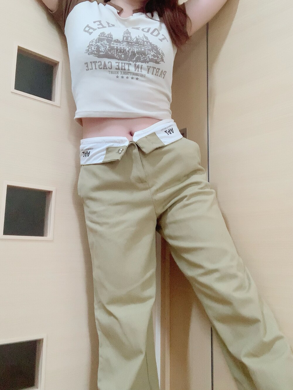 ホワイト系のトップス、ベージュ系のその他パンツを着用したレディースの夏コーディネートの2枚目の写真