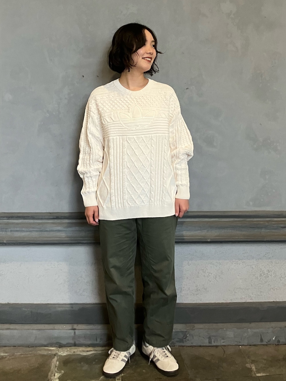 「スニーカー、ニット、セーター、adidas、アディダス、adidas originals、アディダスオリジナルス、70s、ガゼル」｜「adidasのKNTD TRF SWTR / アディダスオリジナルス adidas Originals（ニット/セーター、ホワイト系）」を使った、myさん（レディース・158cm）の冬コーディネートの2枚目の写真