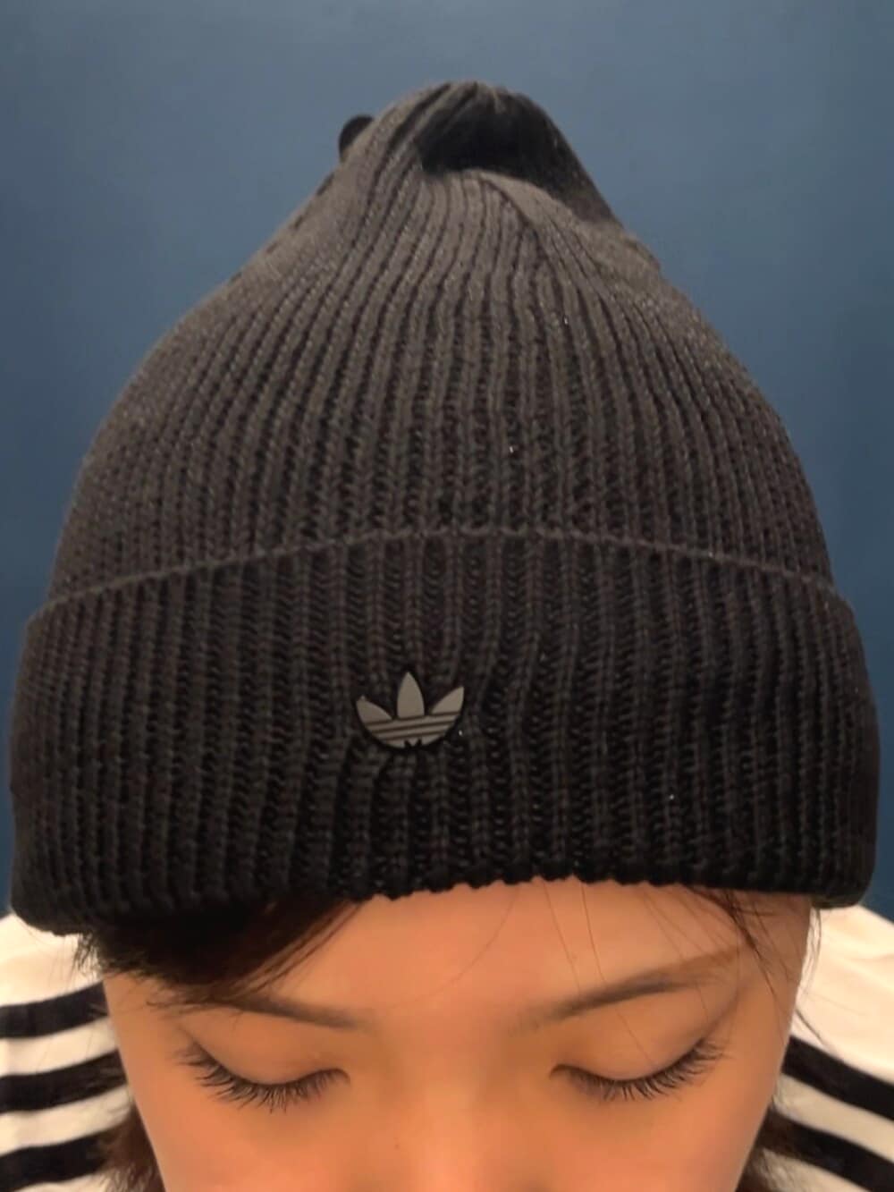 ホワイト系のTシャツ/カットソー、ベージュ系のその他パンツ、ホワイト系のシューズを着用したレディースの秋コーディネートの4枚目の写真