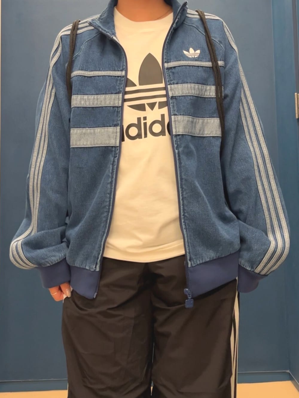 「スニーカー、デニム、Tシャツ、adidas、ジャージ、アディダス、adidas originals、アディダスオリジナルス、半袖シャツ」｜「adidasのadidas アディカラー ファーストブルー デニム トラックトップ / アディダスオリジナルス adidas Originals（デニムジャケット、ブルー系）」を使った、myさん（レディース・158cm）の夏コーディネートの2枚目の写真
