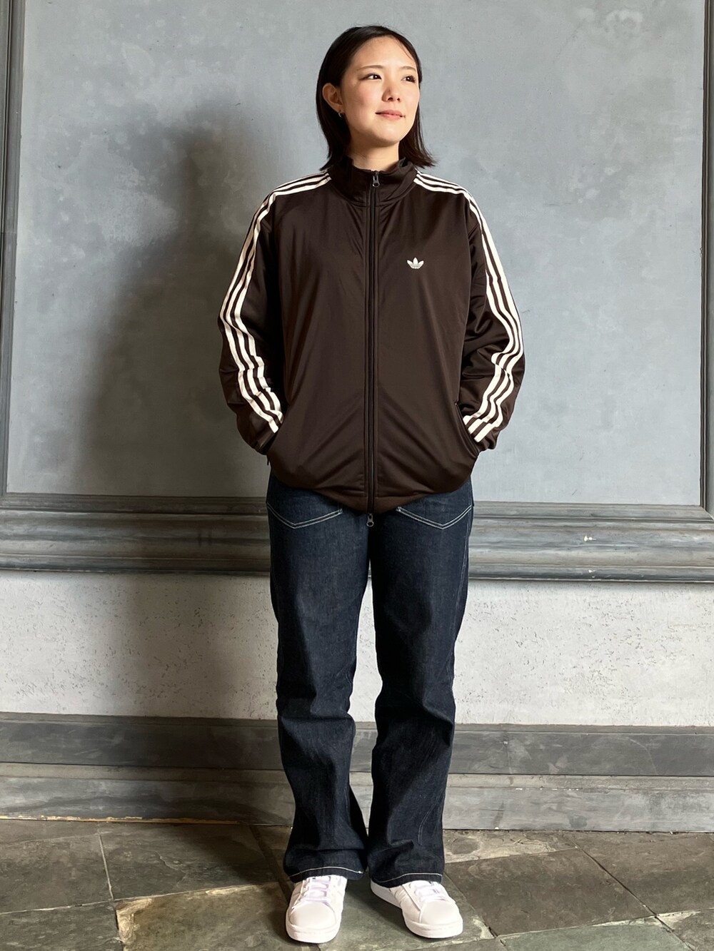 「スニーカー、adidas、ジャージ、アディダス、adidas originals、トラックジャケット、アディダスオリジナルス、キャンパス、ベッケンバウアー」｜「adidasのトラックジャケット（ジェンダーニュートラル）（ジャージ、ブラウン系）」を使った、myさん（レディース・158cm）の秋コーディネートの2枚目の写真