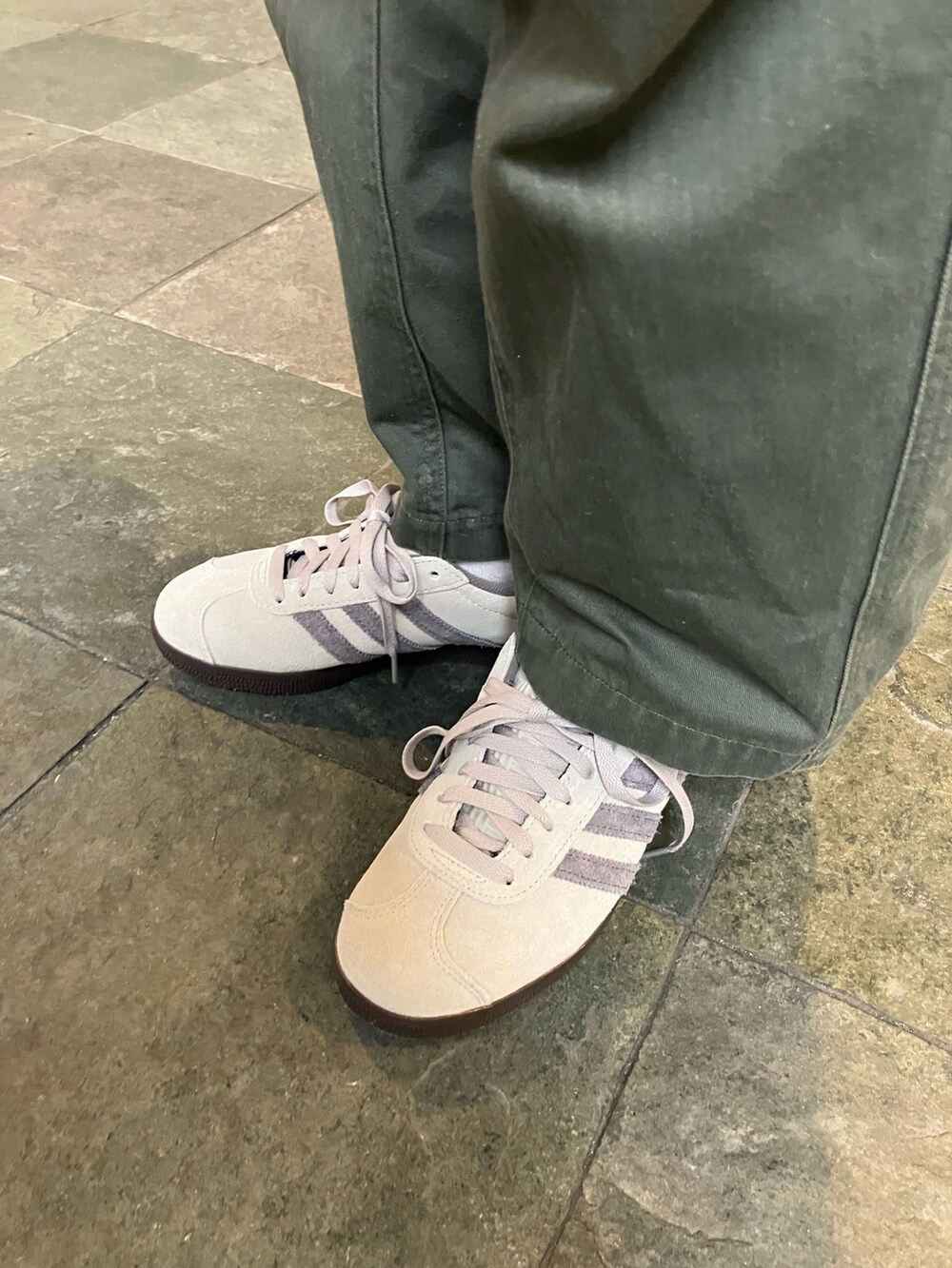 「スニーカー、ニット、セーター、adidas、アディダス、adidas originals、アディダスオリジナルス、70s、ガゼル」｜「adidasのKNTD TRF SWTR / アディダスオリジナルス adidas Originals（ニット/セーター、ホワイト系）」を使った、myさん（レディース・158cm）の冬コーディネートの3枚目の写真