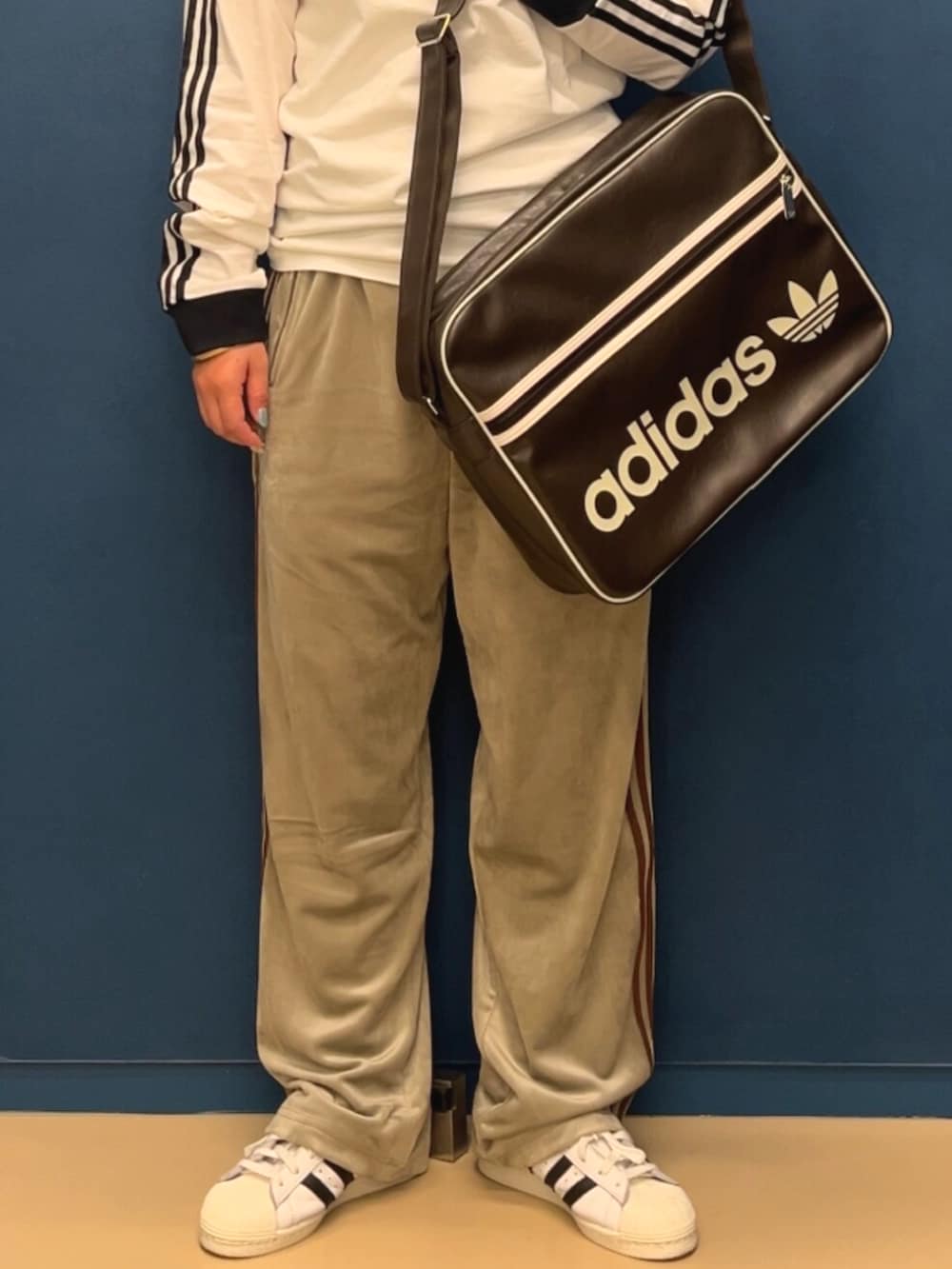 ホワイト系のTシャツ/カットソー、ベージュ系のその他パンツ、ホワイト系のシューズを着用したレディースの秋コーディネートの3枚目の写真