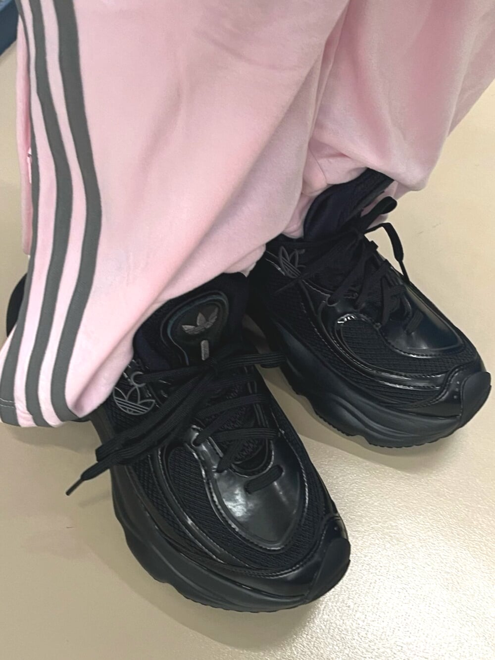 ピンク系のジャージ、ピンク系のその他パンツ、ブラック系のスニーカーを着用したレディースの秋コーディネートの3枚目の写真