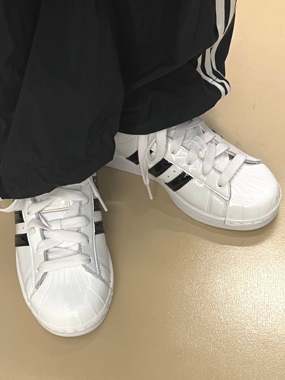 「スニーカー、デニム、Tシャツ、adidas、ジャージ、アディダス、adidas originals、アディダスオリジナルス、半袖シャツ」｜「adidasのadidas アディカラー ファーストブルー デニム トラックトップ / アディダスオリジナルス adidas Originals（デニムジャケット、ブルー系）」を使った、myさん（レディース・158cm）の夏コーディネートの4枚目の写真