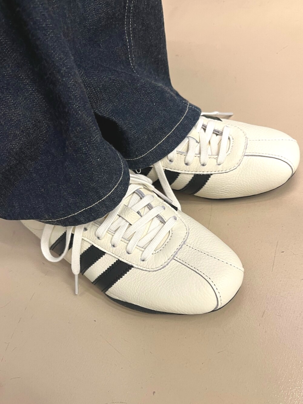 「adidas、adidas originals、アディダス、アディダスオリジナルス、スニーカー、ジャージ、Tシャツ、サッカー、ローカット、ユニフォーム」｜「adidasのトーキョ― シューズ / Tokyo Shoes（スニーカー、ホワイト系）」を使った、myさん（レディース・158cm）の夏コーディネートの2枚目の写真