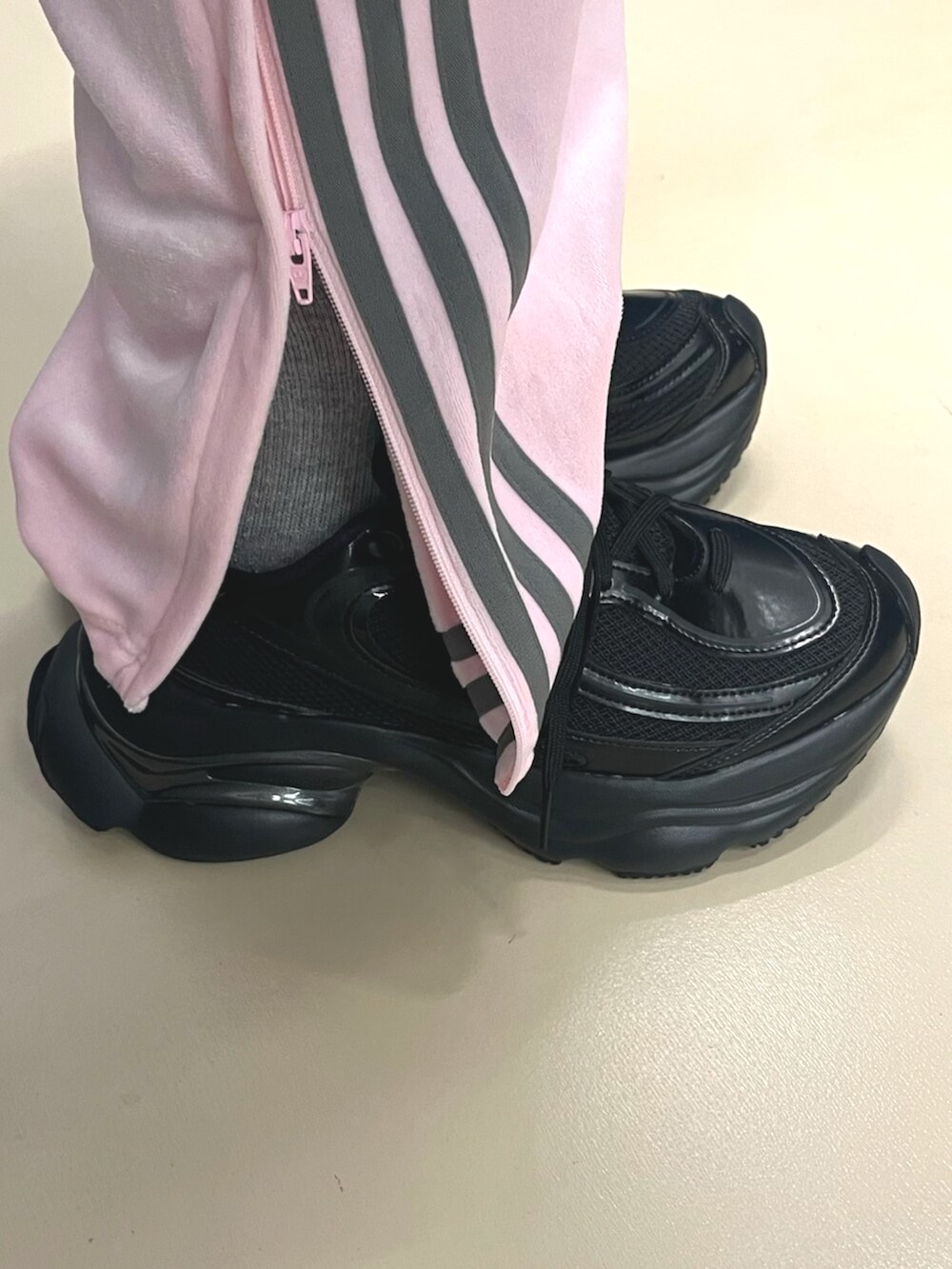 ピンク系のジャージ、ピンク系のその他パンツ、ブラック系のスニーカーを着用したレディースの秋コーディネートの4枚目の写真