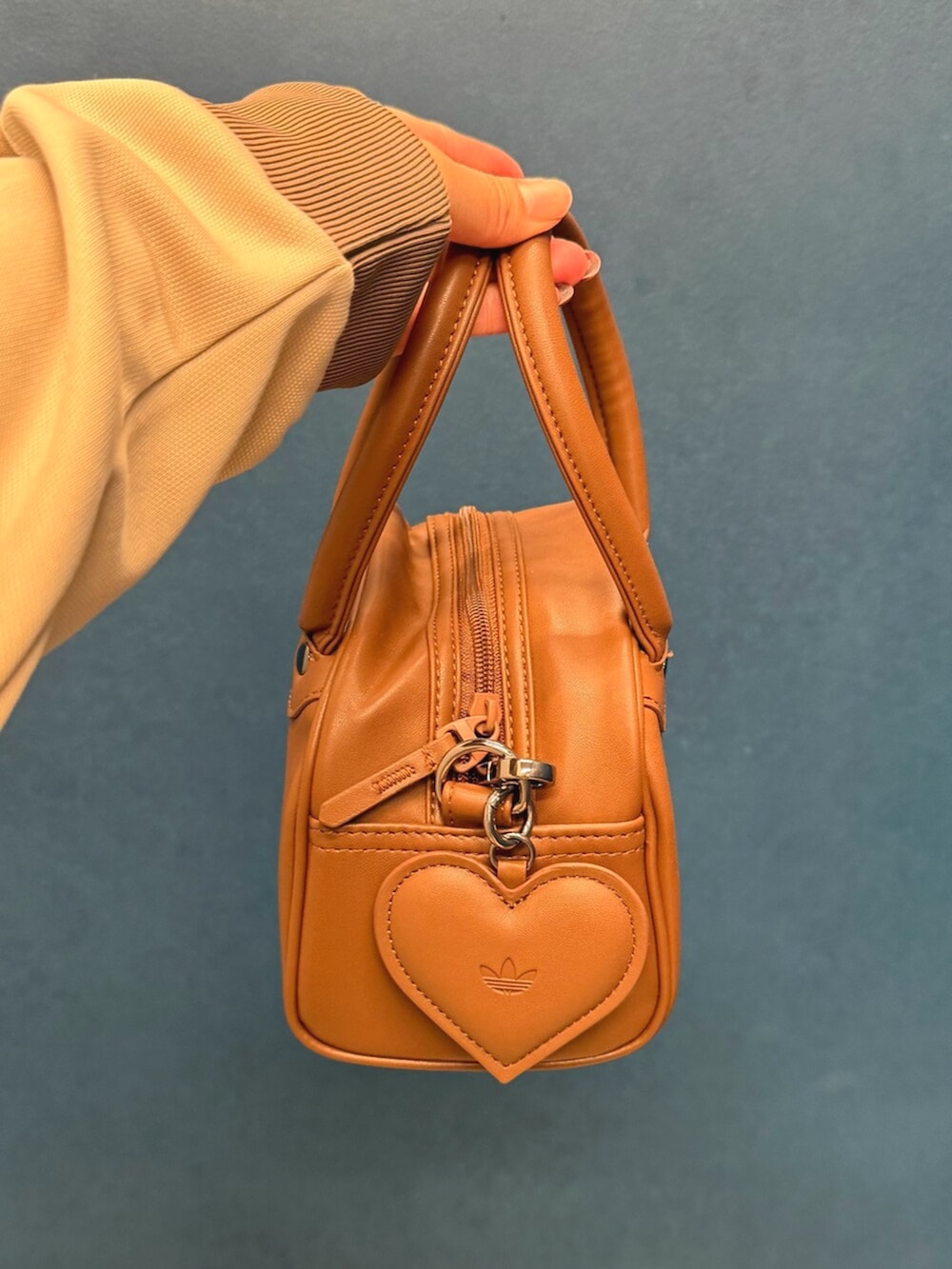 ブルー系のトップス、ブラウン系のバレエシューズ、ベージュ系のジャージを着用したレディースの夏コーディネートの5枚目の写真