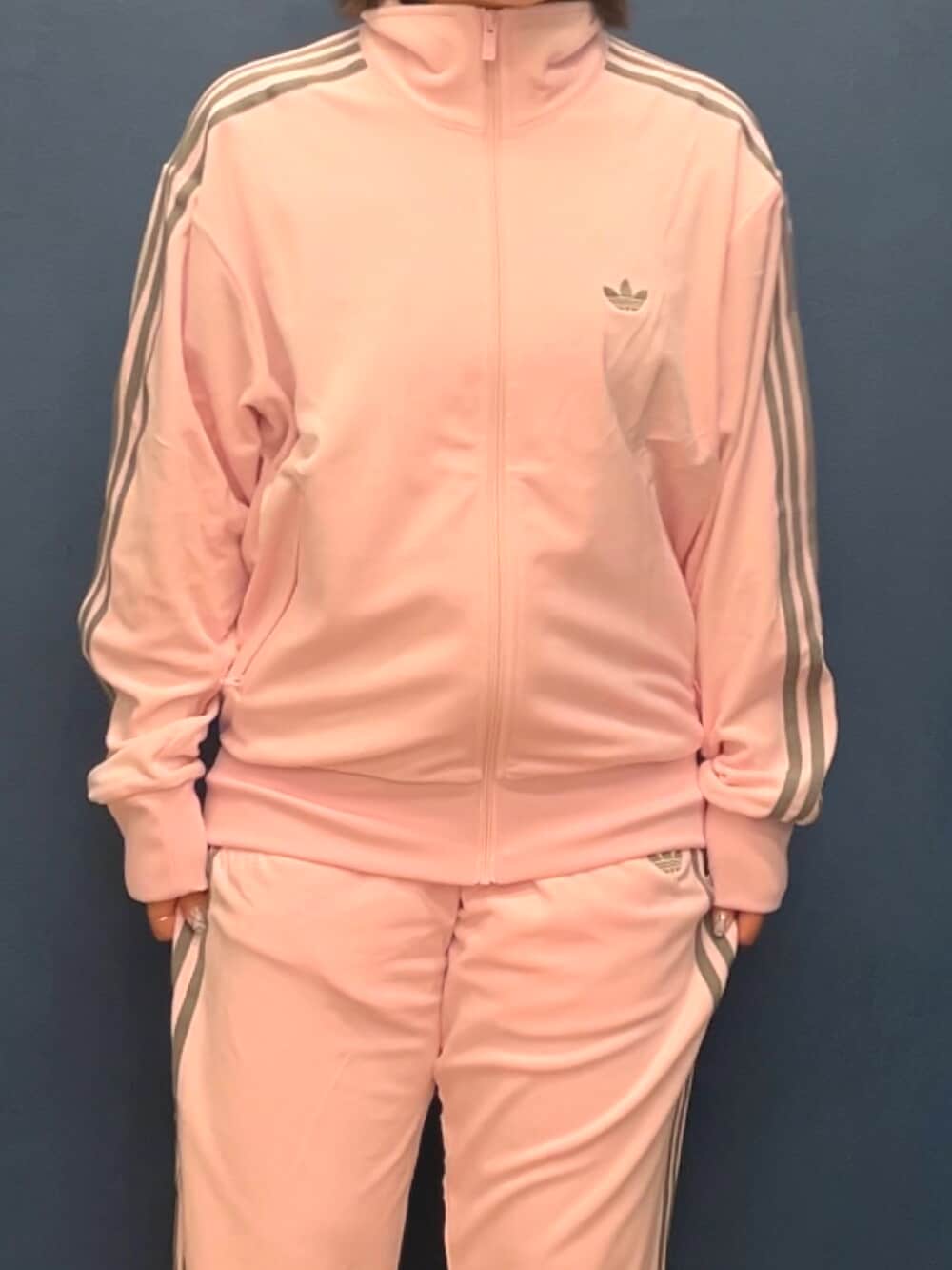 ピンク系のジャージ、ピンク系のその他パンツ、ブラック系のスニーカーを着用したレディースの秋コーディネートの2枚目の写真