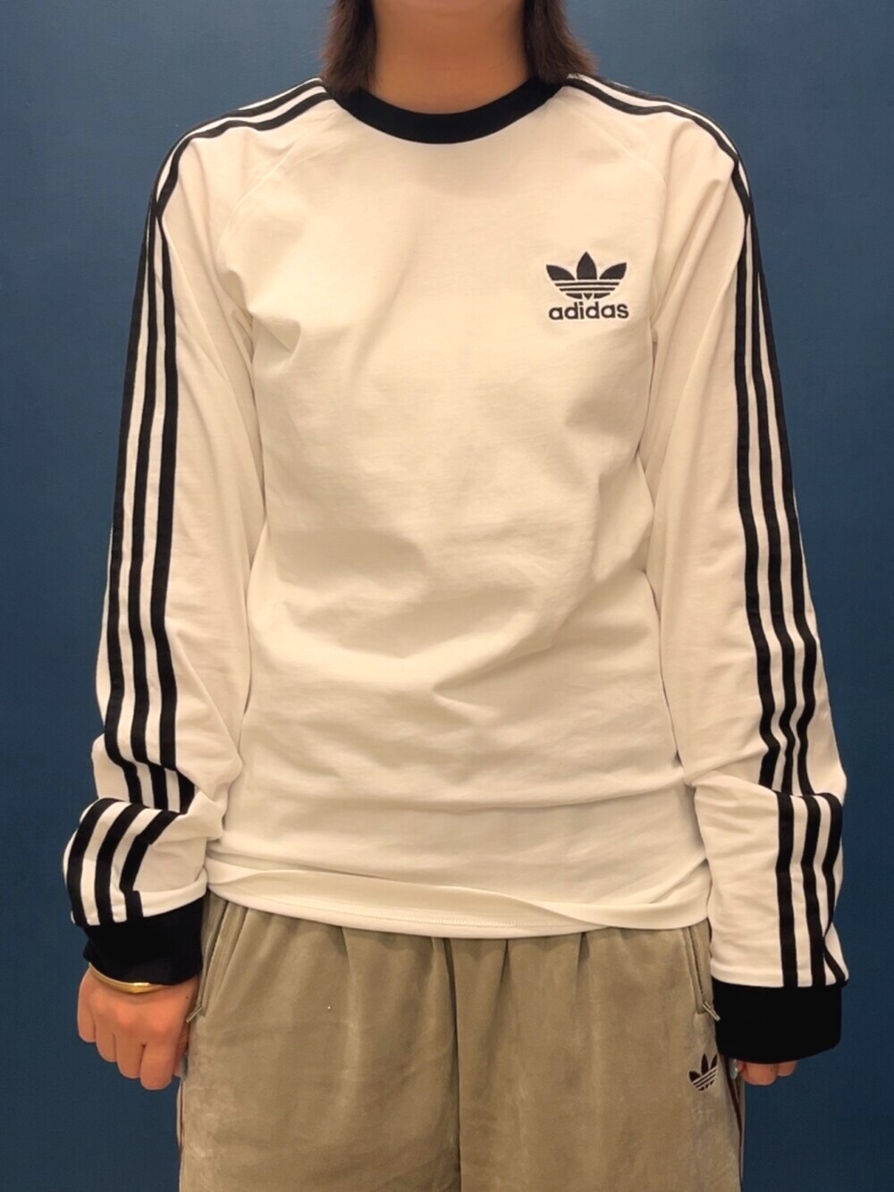 ホワイト系のTシャツ/カットソー、ベージュ系のその他パンツ、ホワイト系のシューズを着用したレディースの秋コーディネートの2枚目の写真