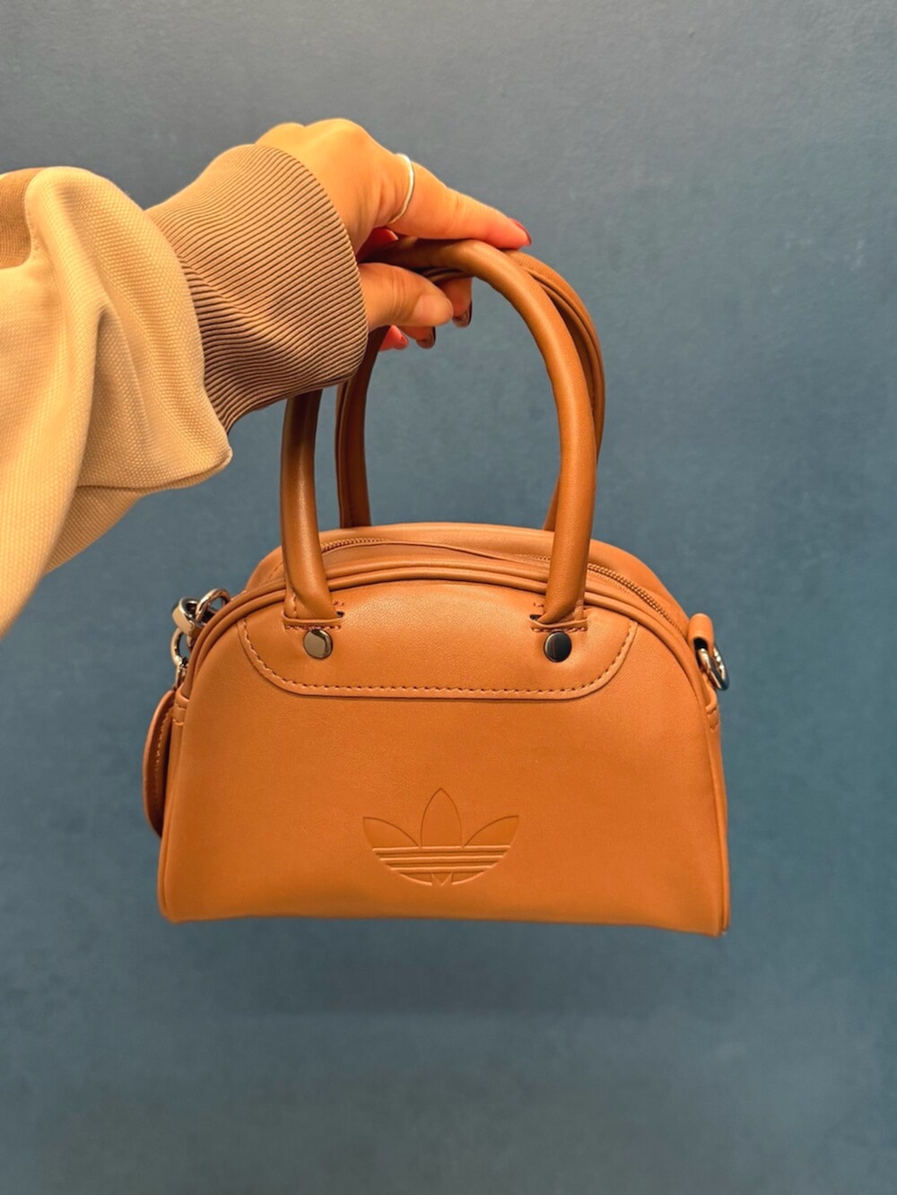 ブルー系のトップス、ブラウン系のバレエシューズ、ベージュ系のジャージを着用したレディースの夏コーディネートの4枚目の写真