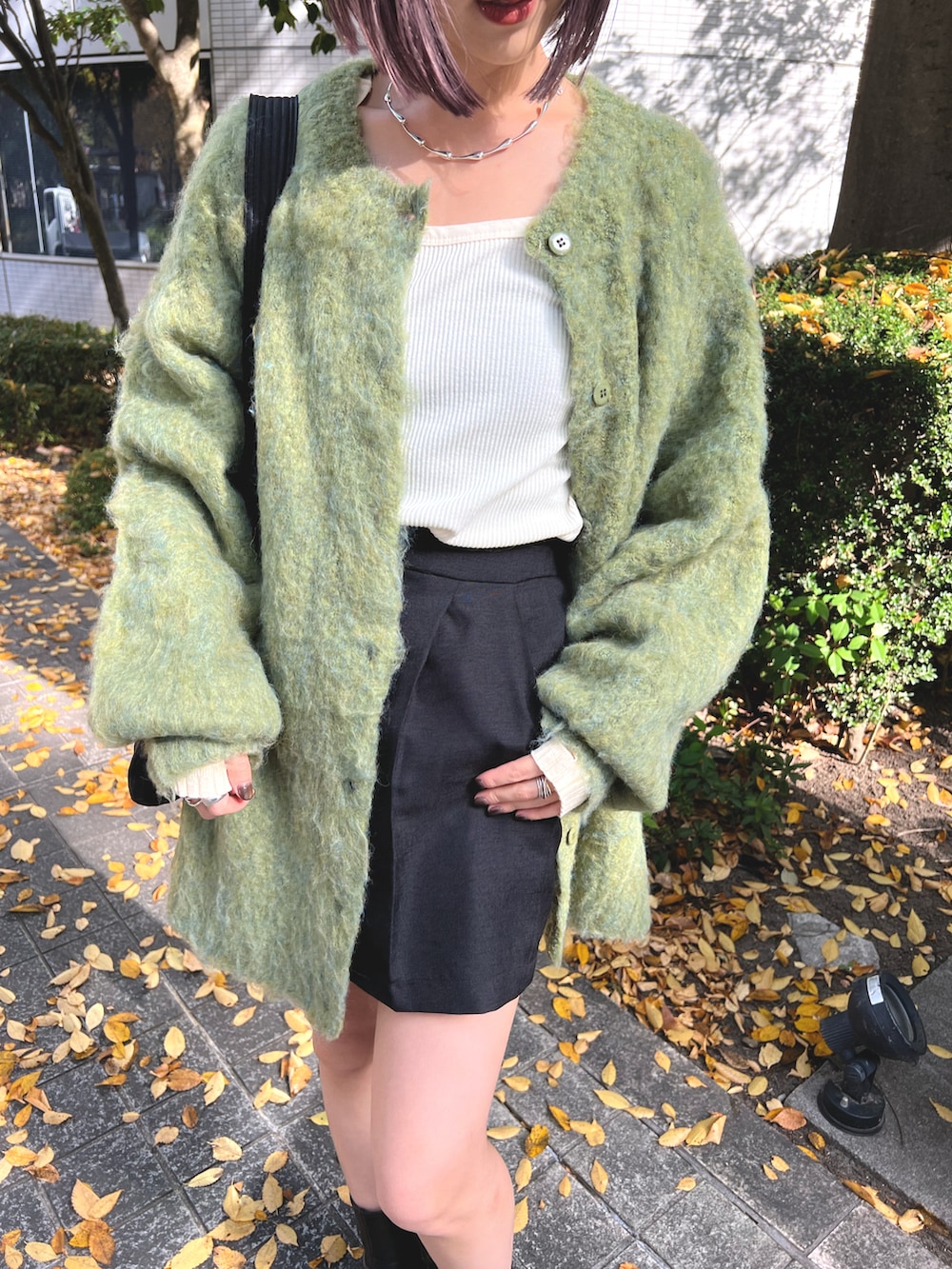 グリーン系のカーディガン/ボレロ、ホワイト系のTシャツ/カットソー、ブラック系のその他パンツを着用したレディースの秋コーディネートの3枚目の写真