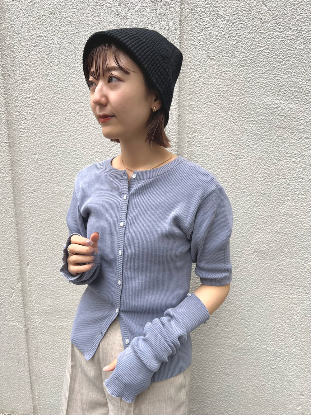 ブルー系のカーディガン/ボレロ、グレー系のその他パンツ、ブラック系のボストンバッグを着用したレディースの秋コーディネートの4枚目の写真