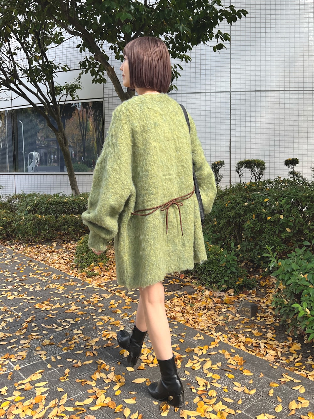 グリーン系のカーディガン/ボレロ、ホワイト系のTシャツ/カットソー、ブラック系のその他パンツを着用したレディースの秋コーディネートの4枚目の写真