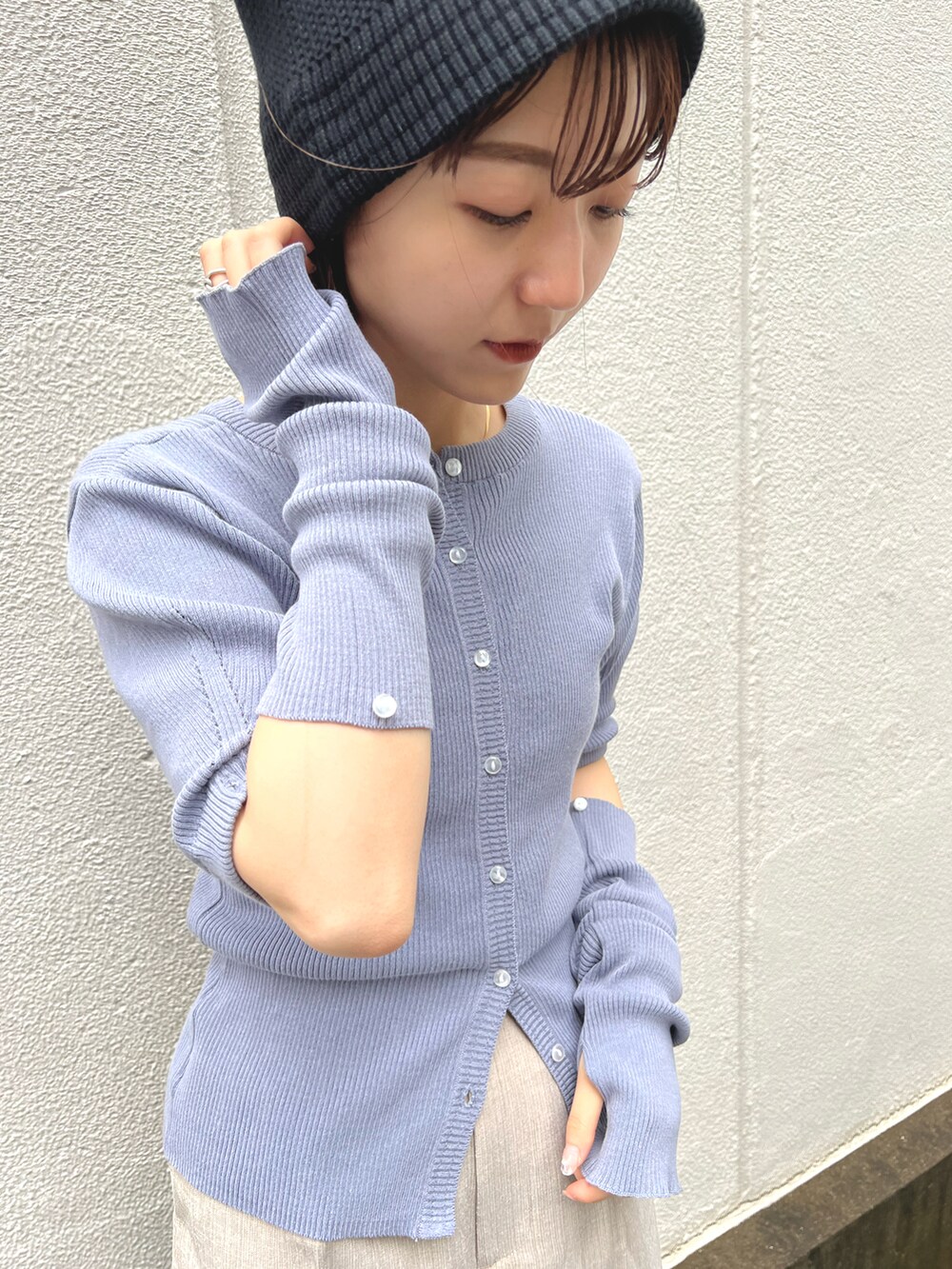 ブルー系のカーディガン/ボレロ、グレー系のその他パンツ、ブラック系のボストンバッグを着用したレディースの秋コーディネートの3枚目の写真