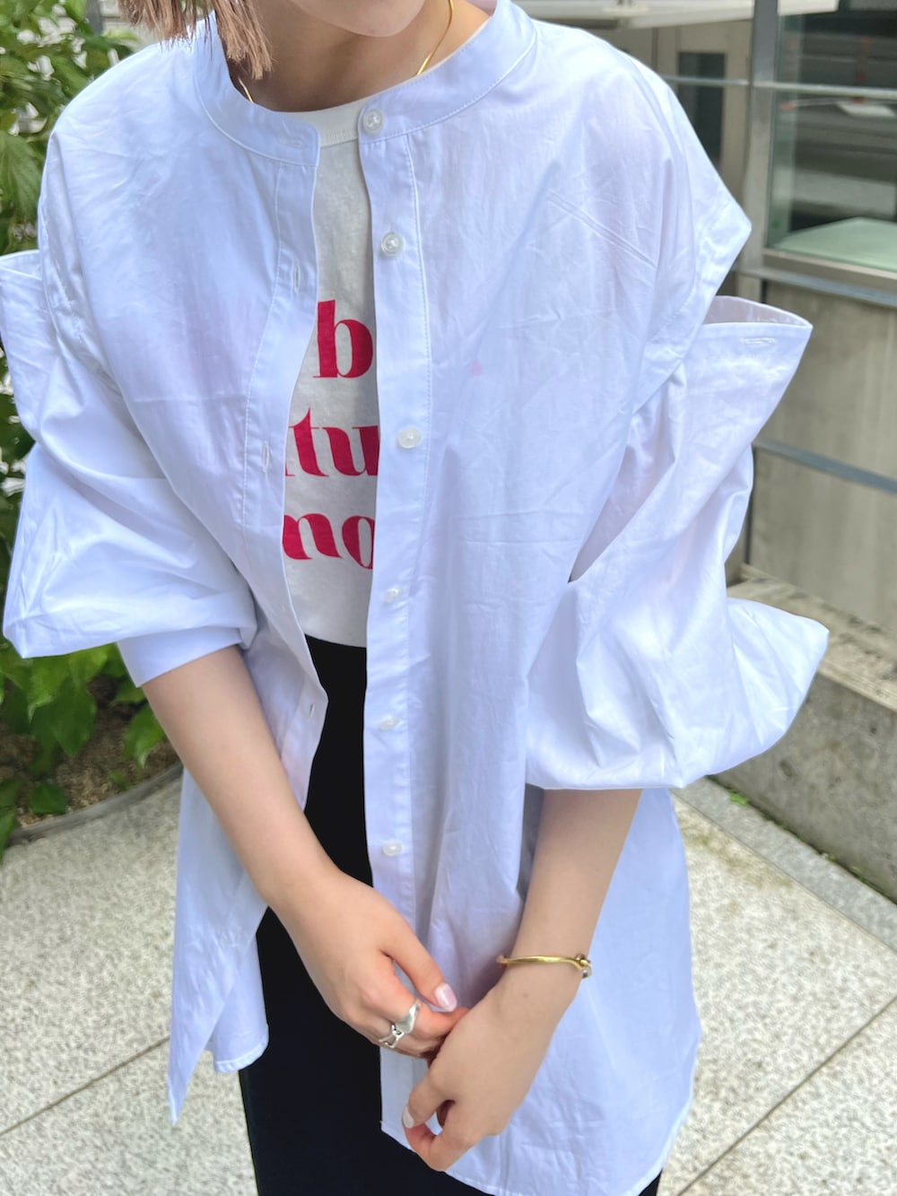 ホワイト系のシャツ/ブラウス、ホワイト系のTシャツ/カットソー、ブラック系のボストンバッグを着用したレディースの夏コーディネートの2枚目の写真