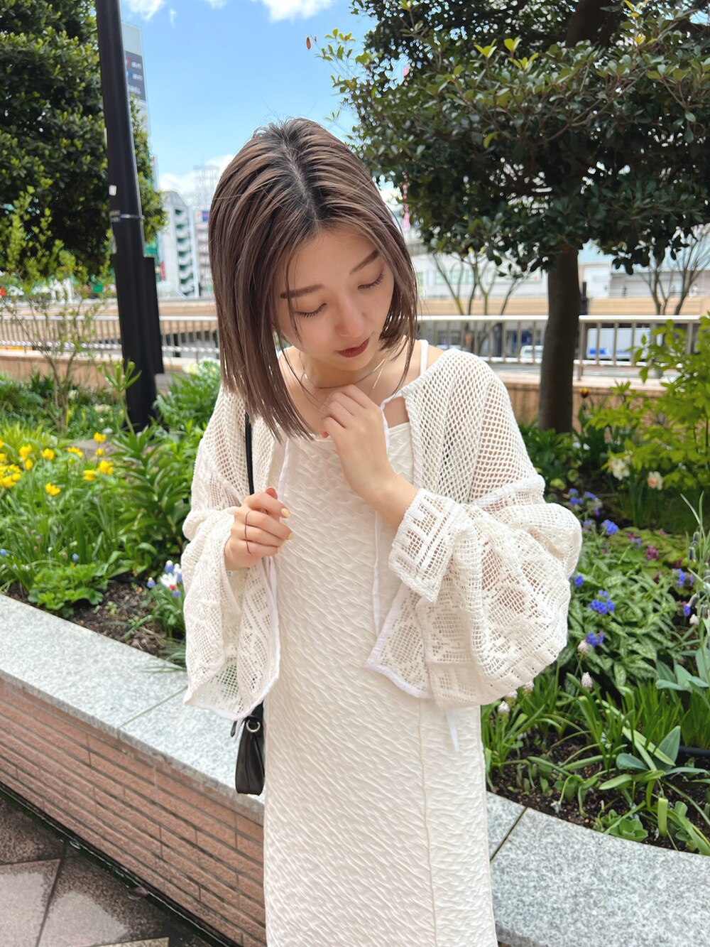 ホワイト系のカーディガン/ボレロ、ホワイト系のワンピースを着用したレディースの春コーディネートの3枚目の写真