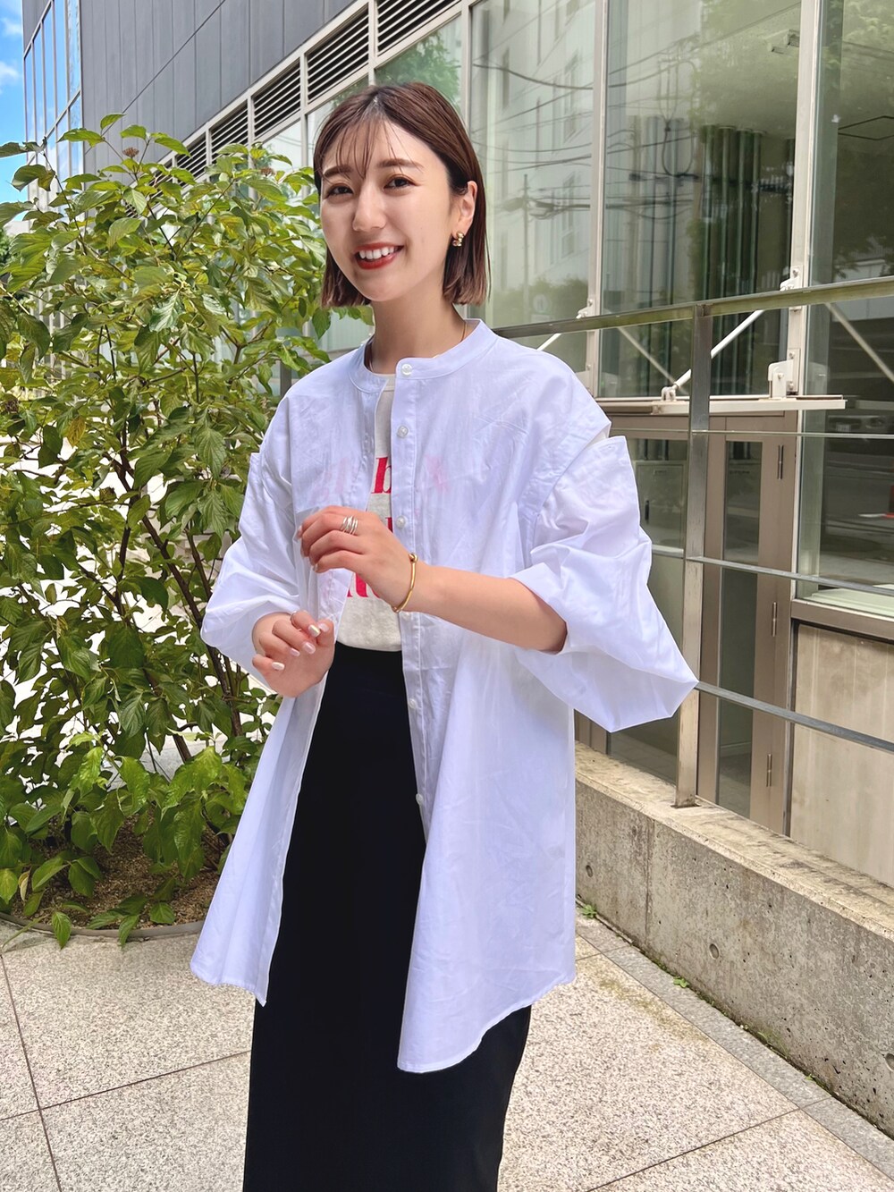 ホワイト系のシャツ/ブラウス、ホワイト系のTシャツ/カットソー、ブラック系のボストンバッグを着用したレディースの夏コーディネートの4枚目の写真