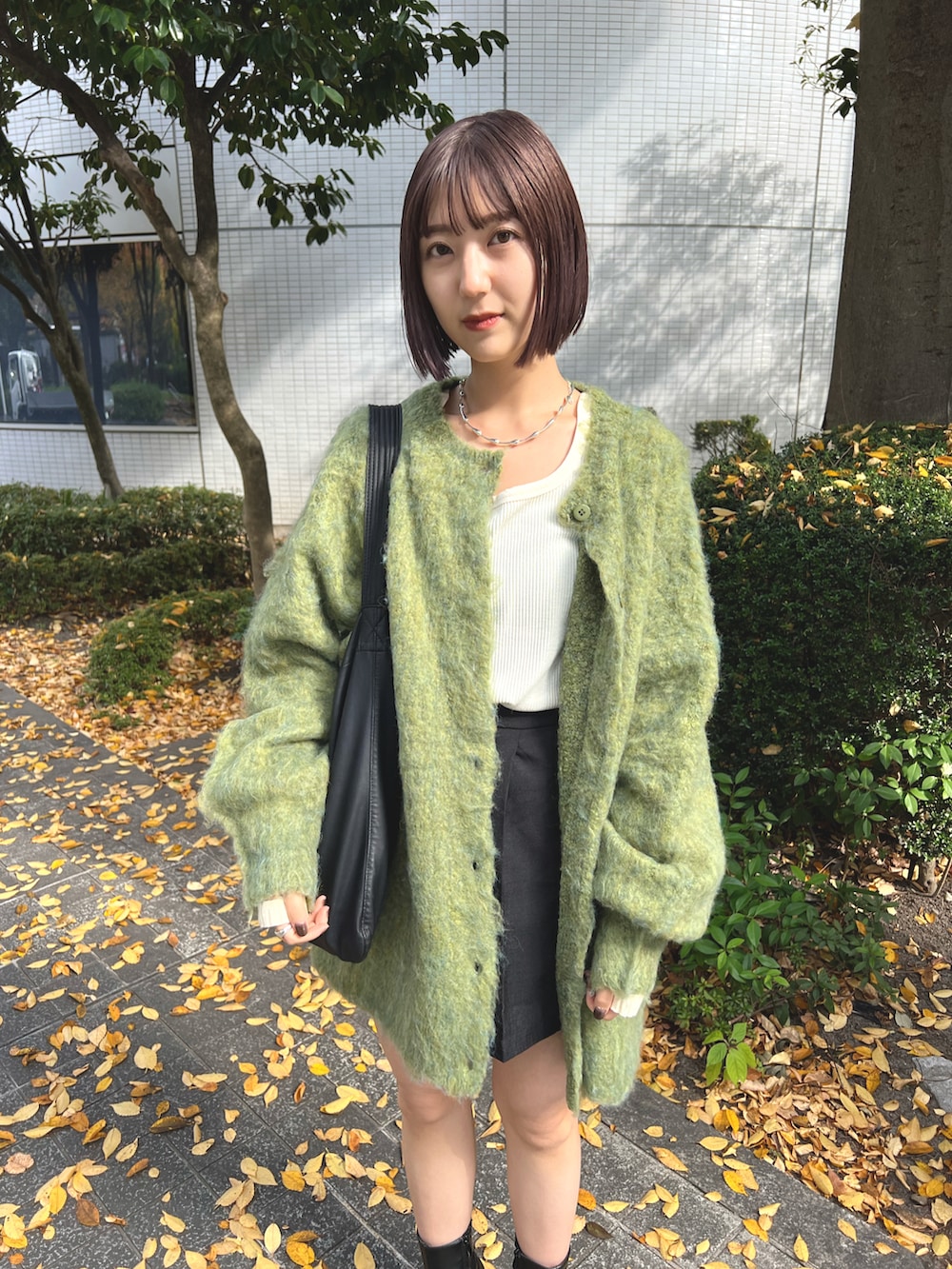 グリーン系のカーディガン/ボレロ、ホワイト系のTシャツ/カットソー、ブラック系のその他パンツを着用したレディースの秋コーディネートの2枚目の写真