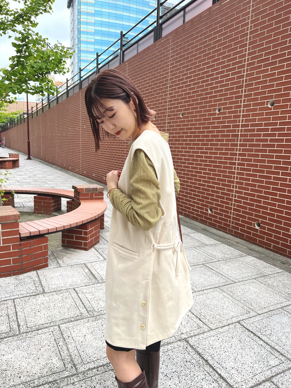 ホワイト系のベスト、グリーン系のTシャツ/カットソー、ブラック系のその他パンツを着用したレディースの秋コーディネートの4枚目の写真