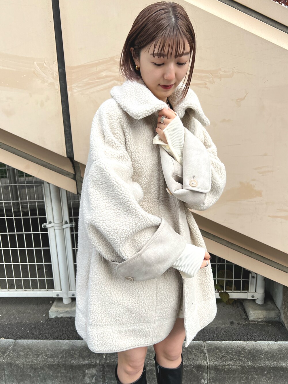 ホワイト系のムートンコート、ホワイト系のTシャツ/カットソー、ホワイト系のその他パンツを着用したレディースの冬コーディネートの3枚目の写真