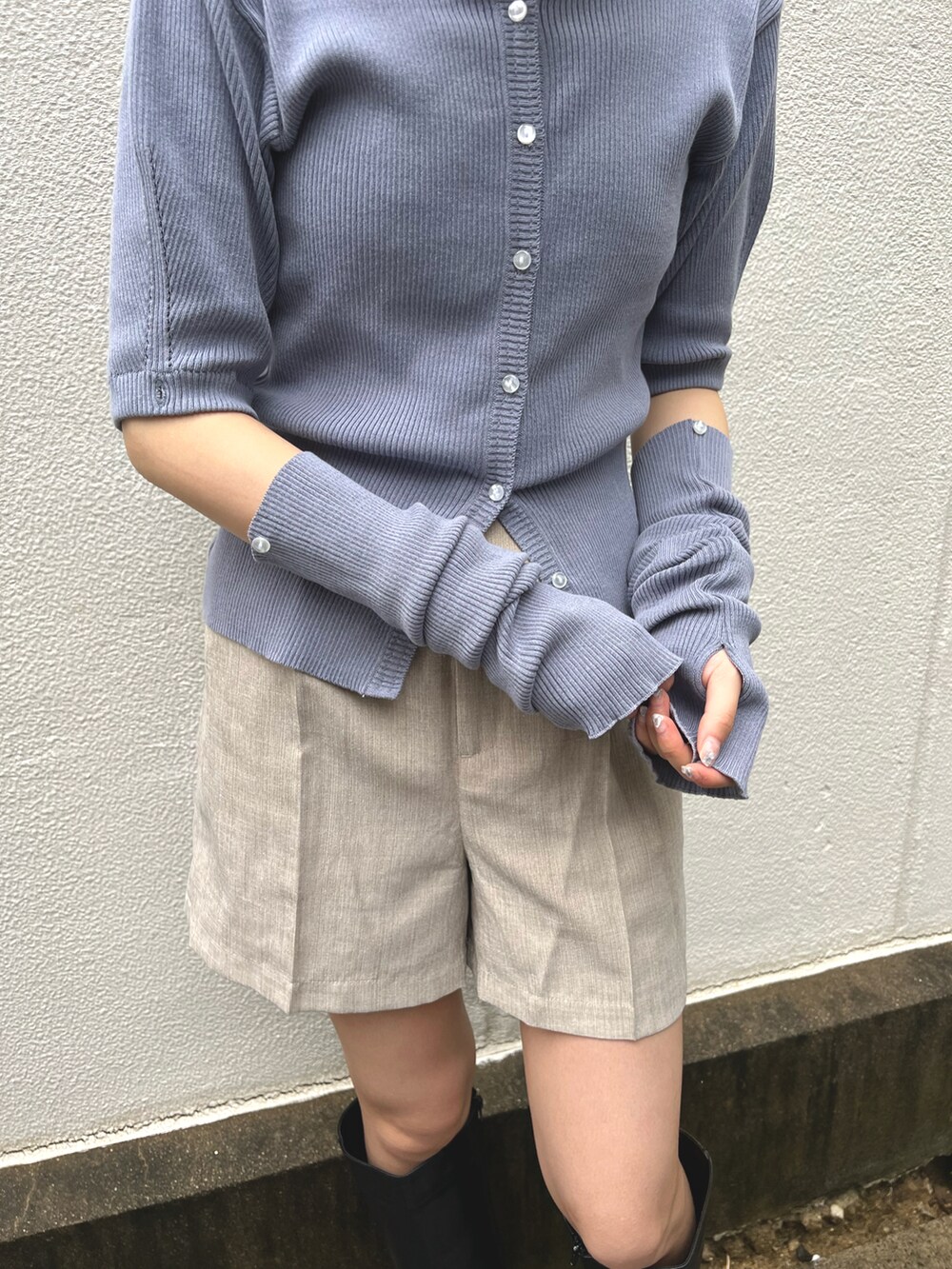 ブルー系のカーディガン/ボレロ、グレー系のその他パンツ、ブラック系のボストンバッグを着用したレディースの秋コーディネートの5枚目の写真