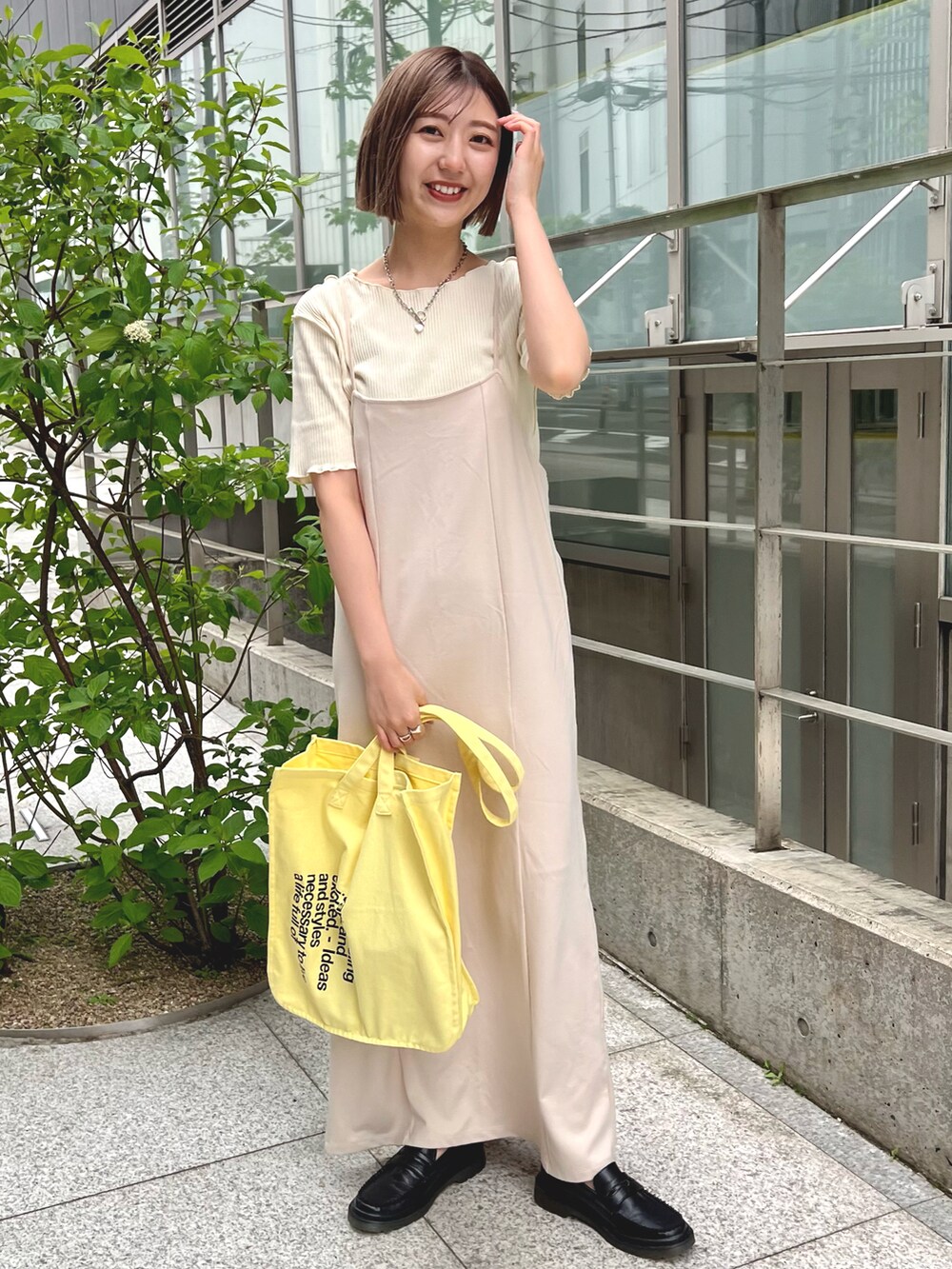 グリーン系のベスト、ホワイト系のTシャツ/カットソー、ホワイト系のワンピースを着用したレディースの春コーディネートの5枚目の写真