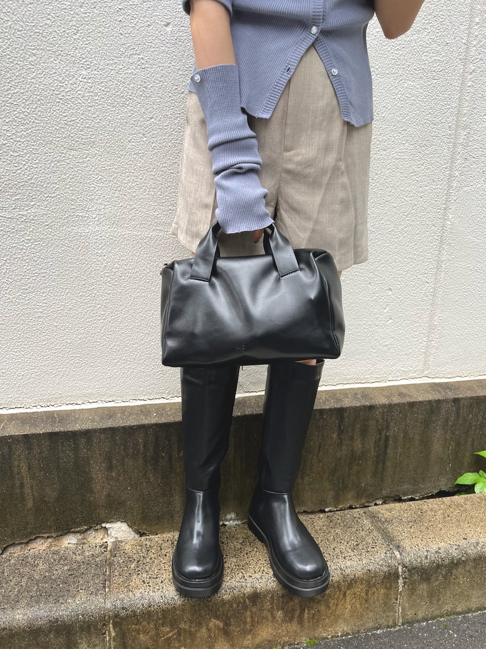 ブルー系のカーディガン/ボレロ、グレー系のその他パンツ、ブラック系のボストンバッグを着用したレディースの秋コーディネートの2枚目の写真