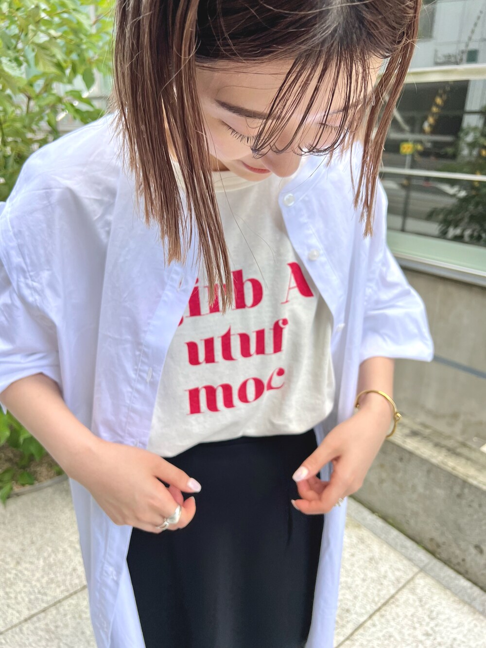 ホワイト系のシャツ/ブラウス、ホワイト系のTシャツ/カットソー、ブラック系のボストンバッグを着用したレディースの夏コーディネートの3枚目の写真