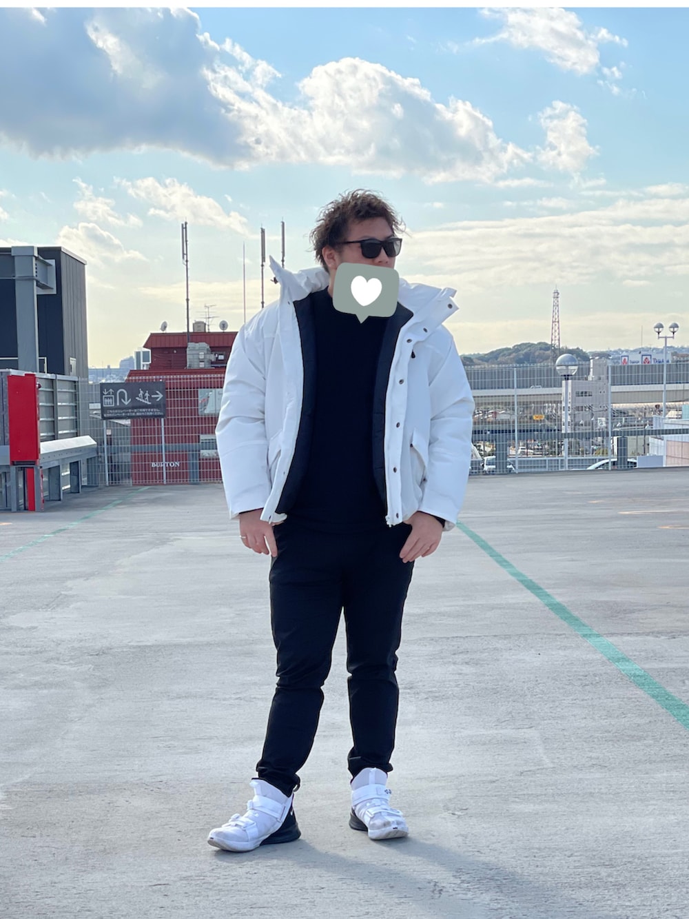 ブラック系のTシャツ/カットソー、ブラック系のパンツ、その他のスニーカーを着用したメンズの冬コーディネートの2枚目の写真