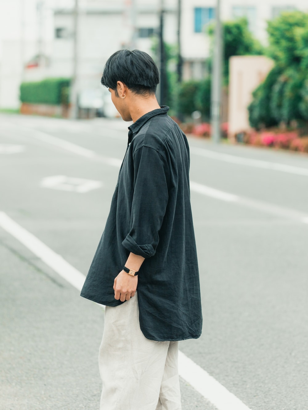 「グランパシャツ、シャツスタイル、リネンパンツ、モノトーン、モノトーンコーデ、ヴィンテージ、ヴィンテージシャツ、ユーロヴィンテージ、フランクリーダー、ローファー、スタイリング、ショップ店員、メンズコーデ、シンプルスタイル、ユーロ古着」｜「FRANK LEDERのアイテム（その他パンツ、ホワイト系）」を使った、sas_sotaさん（メンズ・169cm）の夏コーディネートの2枚目の写真