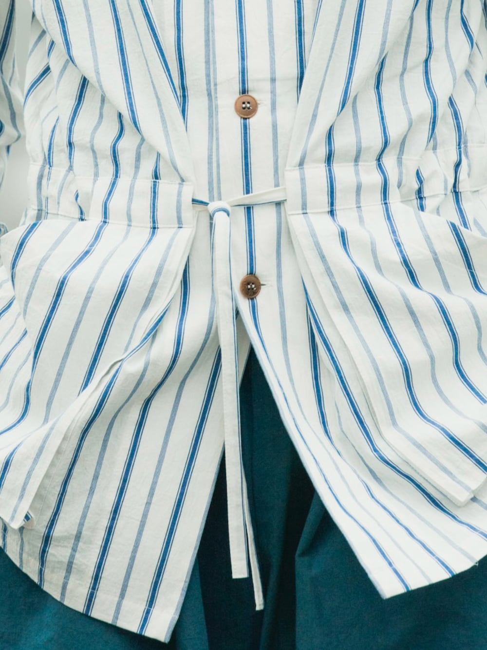 「ストライプシャツ、ワイドパンツ、ローファー、フランクリーダー、ショップ店員、モト、シャツスタイル、シャツ、メンズコーデ、スタイリング」｜「FRANK LEDERのアイテム（シャツ/ブラウス、ホワイト系）」を使った、sas_sotaさん（メンズ・169cm）の夏コーディネートの2枚目の写真