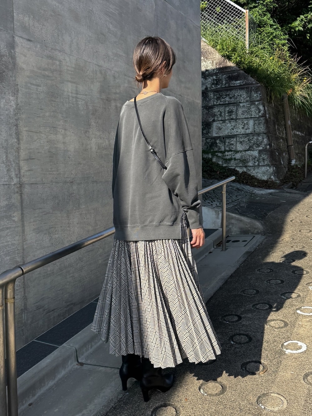 「レイヤードスタイル、スポーツミックス、きれいめカジュアル、ショルダーバッグ、休日スタイル、秋服準備はじめました、古着MIX、お出かけコーデ、モノトーン、大人カジュアル、秋冬コーデ、スウェット、プリーツスカート、チェック、秋っぽコーデ更新中」｜「MOHIの【MOHI】ミドルヒールショートブーツ（ブーツ、ブラック系）」を使った、吉田歩美さん（レディース・174cm）の夏コーディネートの2枚目の写真