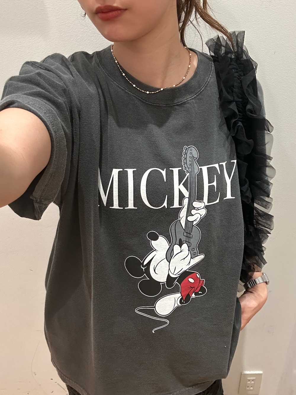 グレー系のTシャツ/カットソー、ブラック系のスカート、ブラック系のスリッポンを着用したレディースの夏コーディネートの5枚目の写真